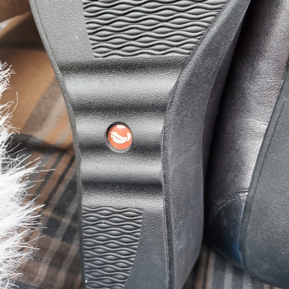 Clarks size 7 - Picture 4 of 4